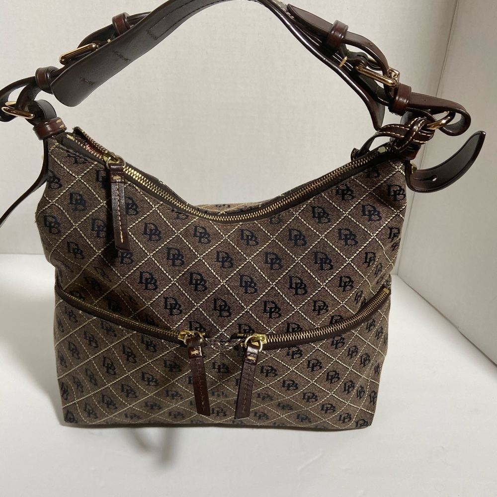 💯 Authentic Dooney & Bourke Signature Hobo Bag